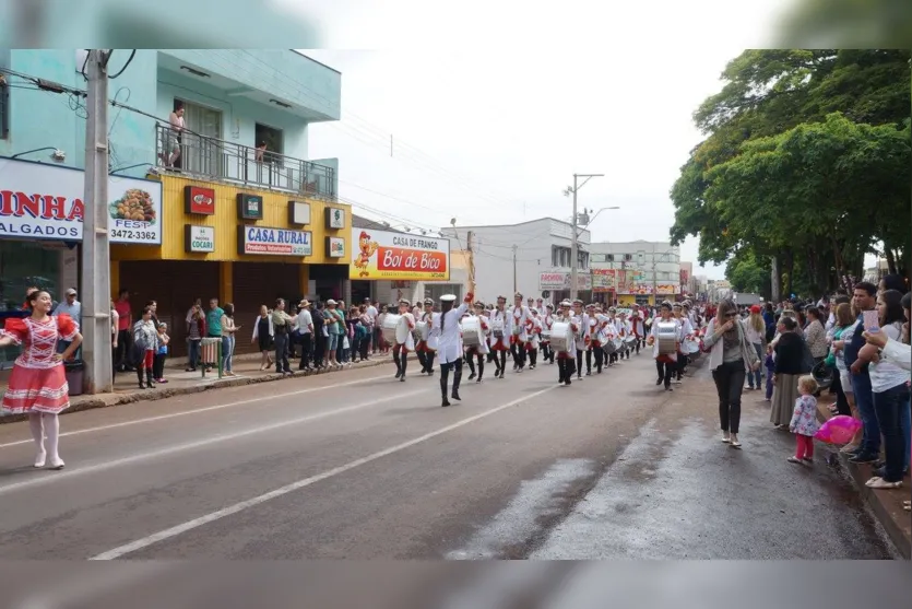 Desfile cívico reúne milhares de pessoas em Ivaiporã 