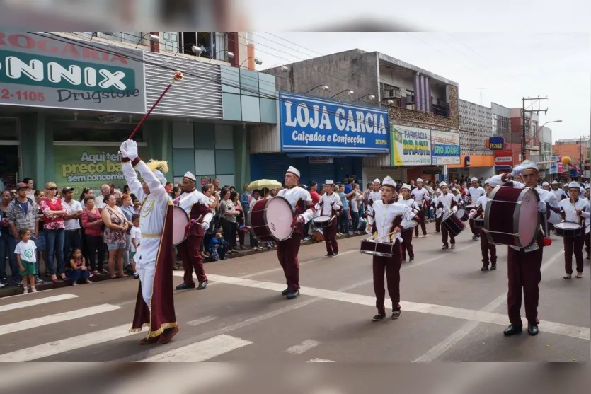 Desfile cívico reúne milhares de pessoas em Ivaiporã 