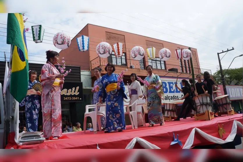 Desfile cívico reúne milhares de pessoas em Ivaiporã 
