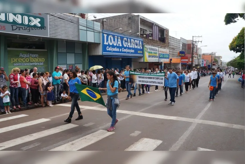 Desfile cívico reúne milhares de pessoas em Ivaiporã 