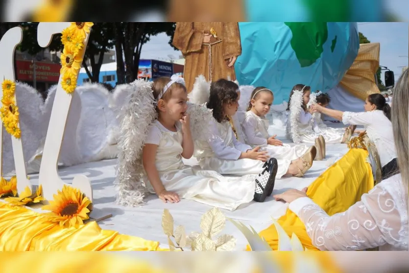Desfile cívico reúne milhares de pessoas em Ivaiporã 