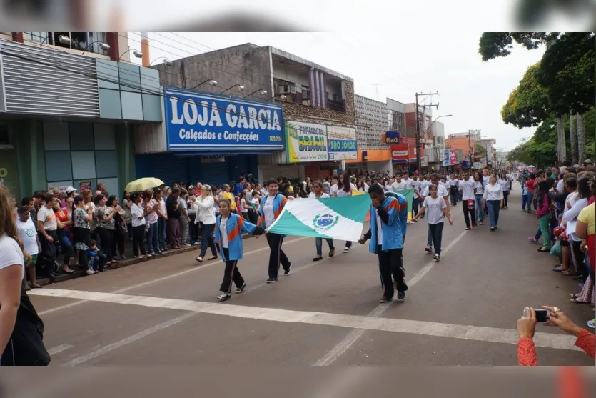 Desfile cívico reúne milhares de pessoas em Ivaiporã 