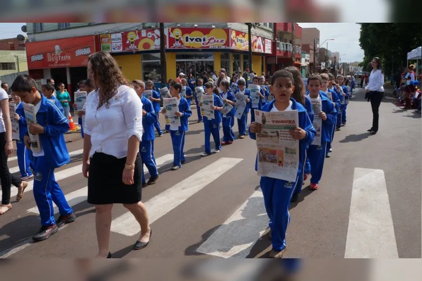 Desfile cívico reúne milhares de pessoas em Ivaiporã 