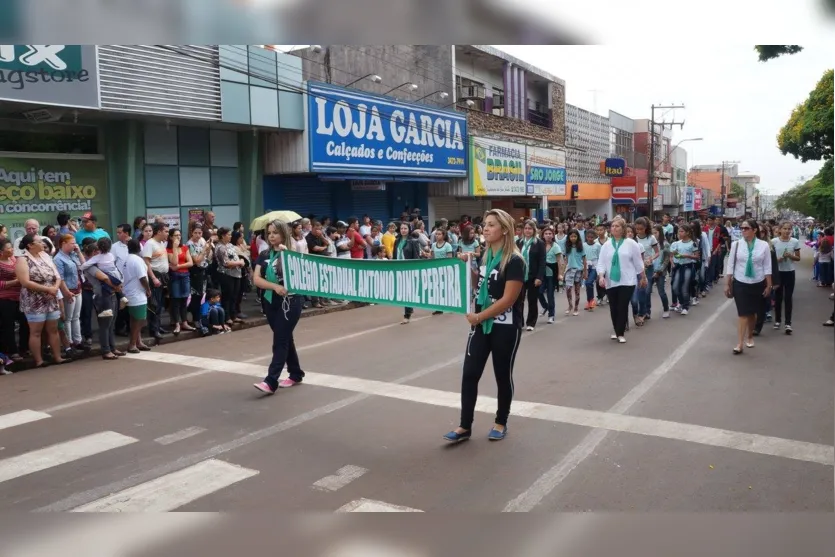 Desfile cívico reúne milhares de pessoas em Ivaiporã 