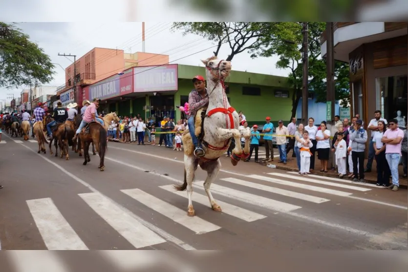 Desfile cívico reúne milhares de pessoas em Ivaiporã 