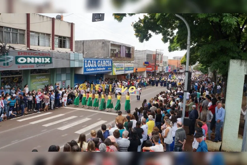 Desfile cívico reúne milhares de pessoas em Ivaiporã 