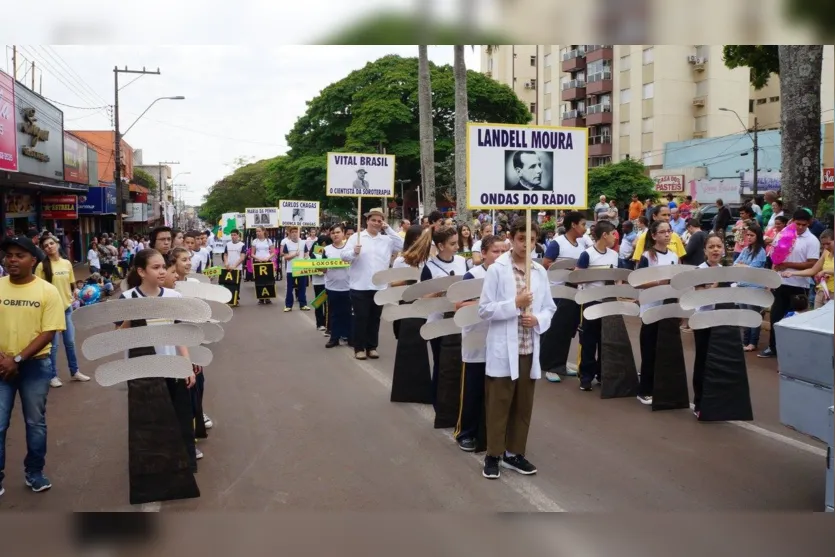 Desfile cívico reúne milhares de pessoas em Ivaiporã 