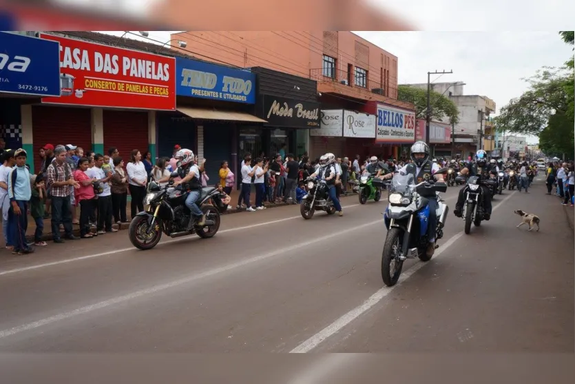 Desfile cívico reúne milhares de pessoas em Ivaiporã 