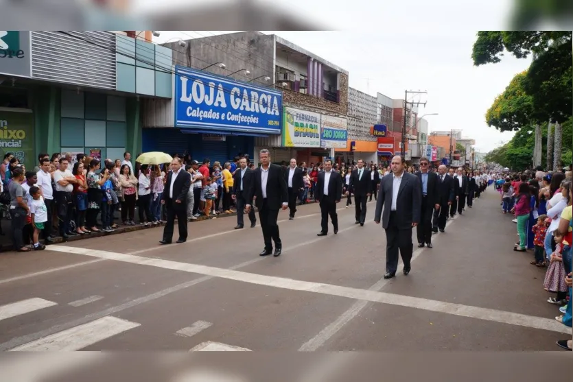 Desfile cívico reúne milhares de pessoas em Ivaiporã 
