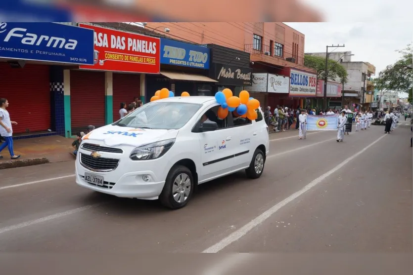Desfile cívico reúne milhares de pessoas em Ivaiporã 