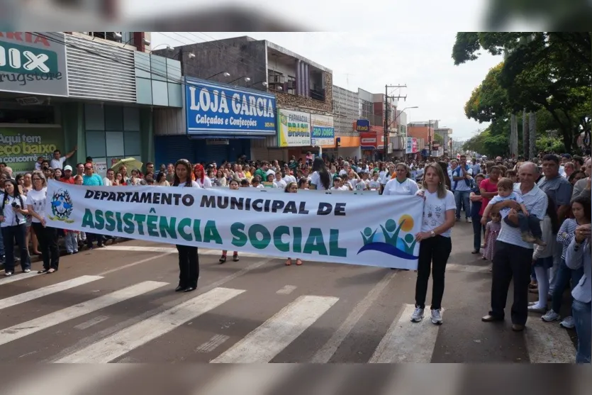Desfile cívico reúne milhares de pessoas em Ivaiporã 