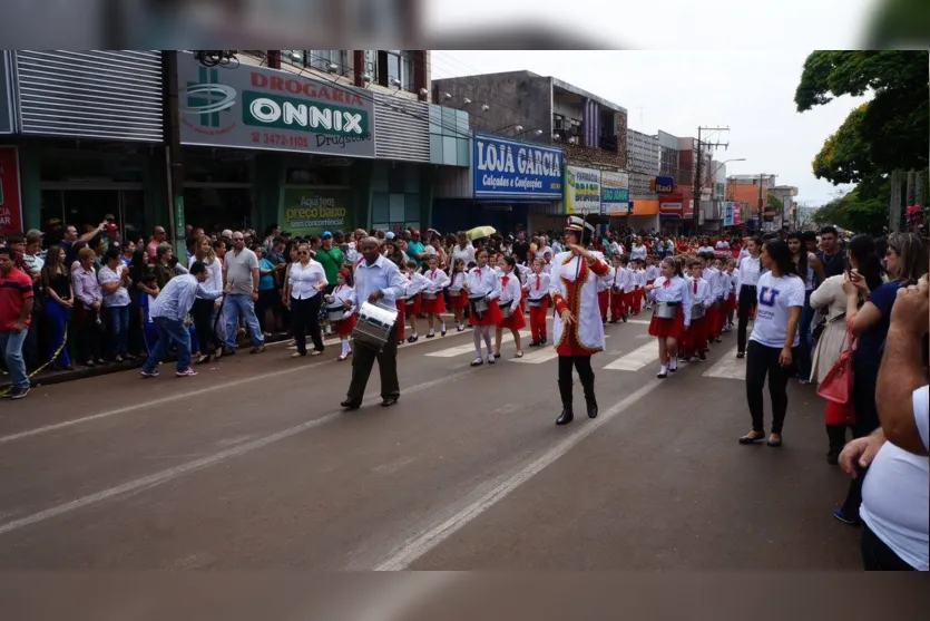 Desfile cívico reúne milhares de pessoas em Ivaiporã 