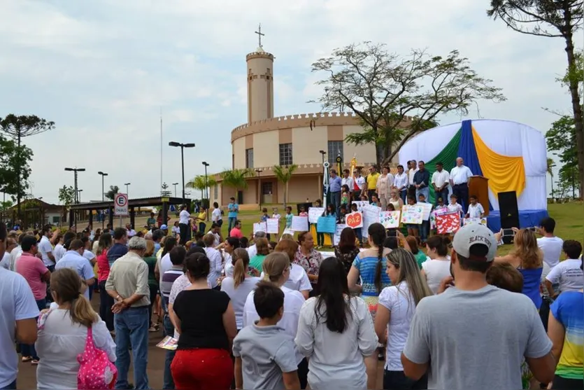 São Pedro do Ivaí pede segurança e paz em ato público 