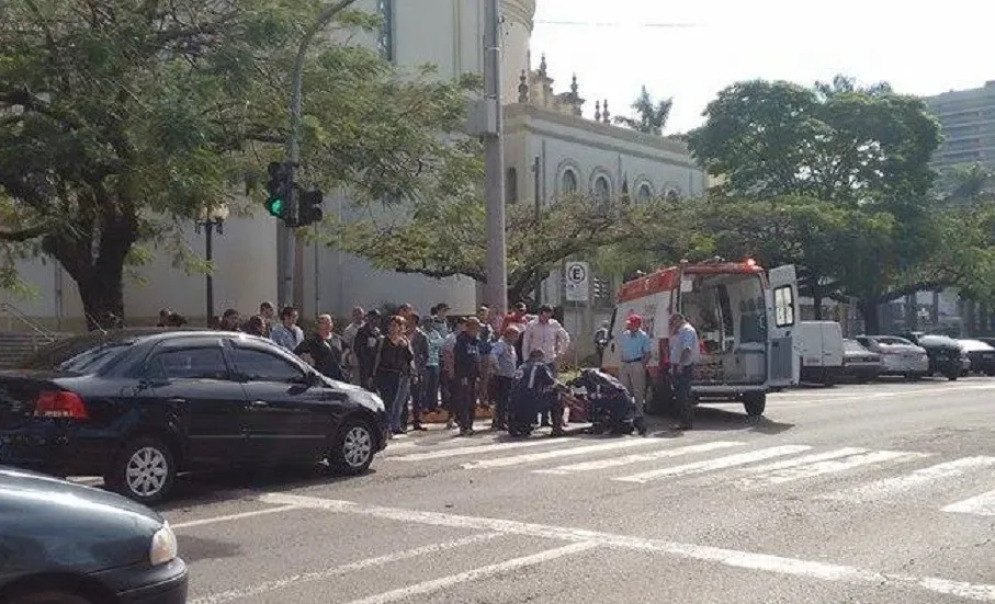 Carro atropela idosa no centro de Apucarana - Foto: Juliano Santana