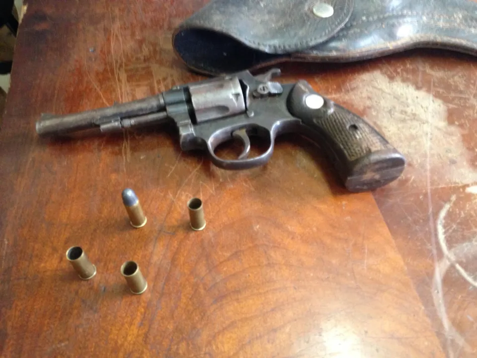 Revólver calibre 32 estava com uma munição intacta e três deflagradas - Foto: Maícon Sales/RTV Canal 38