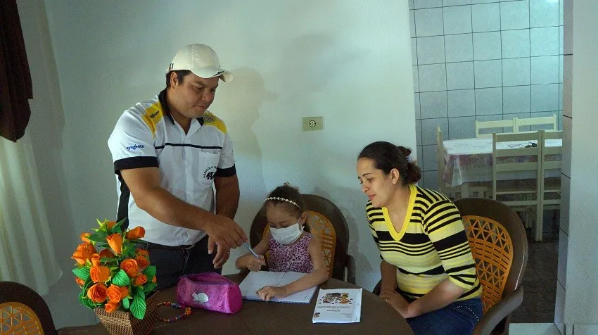 Ana Lívia com os pais Cristiano e Natania Santana| Foto: Ivan Maldonado