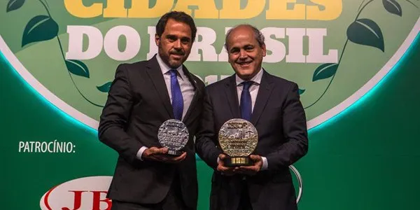 O prefeito Gustavo Fruet recebeu o prêmio (Foto: Divulgação SMCS)