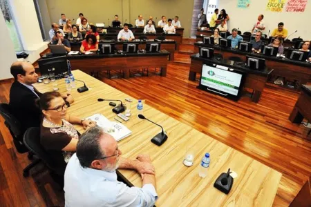 Reivindicações foram apresentadas ontem (dia 17) por representantes da comunidade universitária aos deputados estaduais - FOTOS - Agência UEL e Assessoria Cobra Repórter