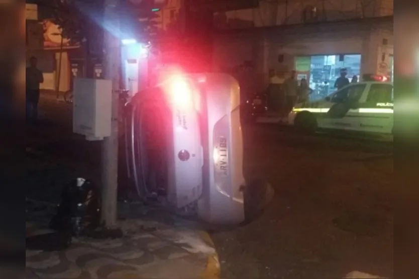  ​Veículo tombou  na área central de Apucarana  após ser atingido por outro veículo - Foto: RTV Canal 38 