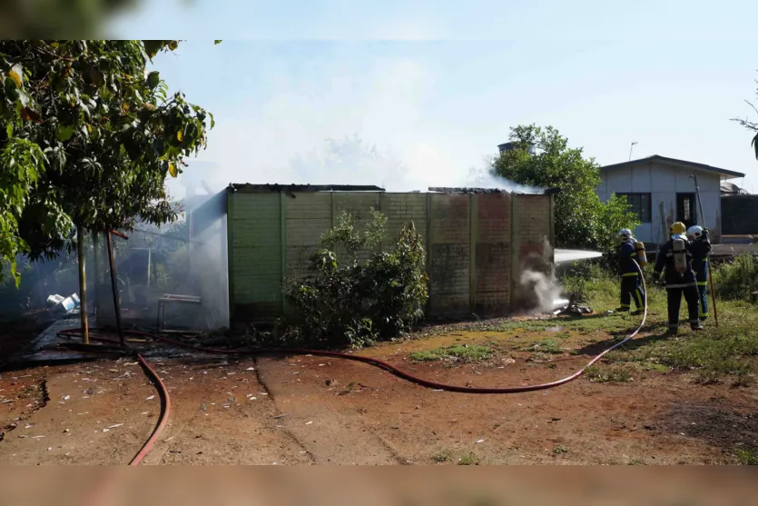 Brincadeira com isqueiro provoca incêndio e destrói casa