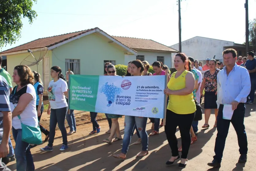  Em Ariranha do Ivaí servidores públicos fizeram caminhada pelas ruas da cidade (Foto/Divulgação) 