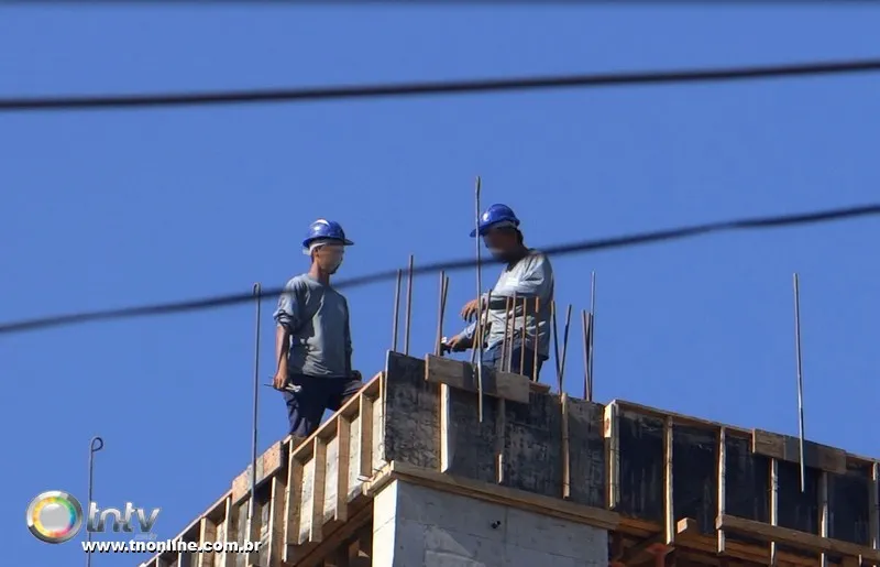 ​Operários se arriscam em obras de construções de edifícios  - Foto: José Luiz Mendes