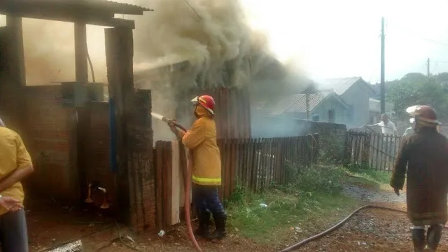 Bombeiro combate incêndio em Faxinal - Foto: Júlio Silva Lino