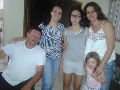 Mãe da menina publicou uma foto no Facebook na manhã desta quarta-feira (23) - Imagem: reprodução/Facebook