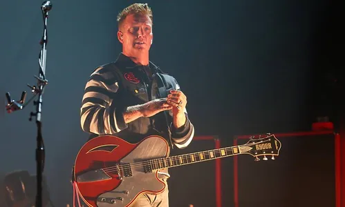 Em show sem firulas, Queens of the Stone Age mostra que música basta
