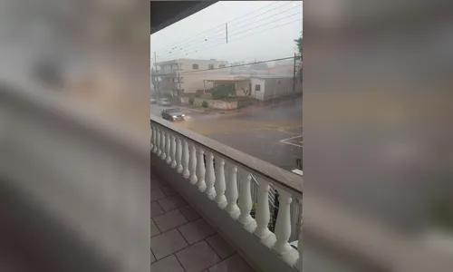 Chuva intensa é registrada à tarde em Califórnia