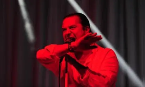 Com visual comportado, Faith No More mantém som pesado 