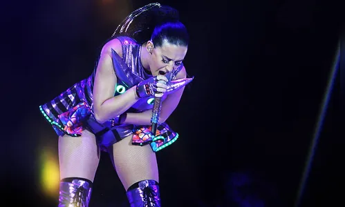 Sob chuva, Katy Perry chora e chama fãs para o palco em show de SP