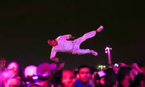 Faith No More faz show curto e vocalista se machuca ao pular do palco