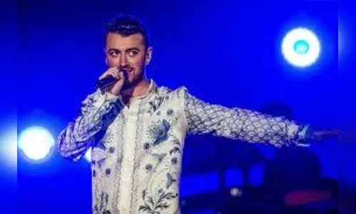 Sam Smith controla ansiedade de fãs de Rihanna com show 'dor de cotovelo'