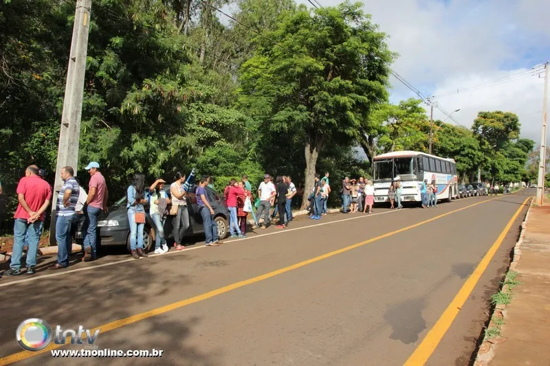 Um ônibus trouxe eleitores de Novo Itacolomi para fazer o cadastramento em Apucarana e uma fila se formou em frente ao Fórum Eleitoral - Foto: José Luiz Mendes