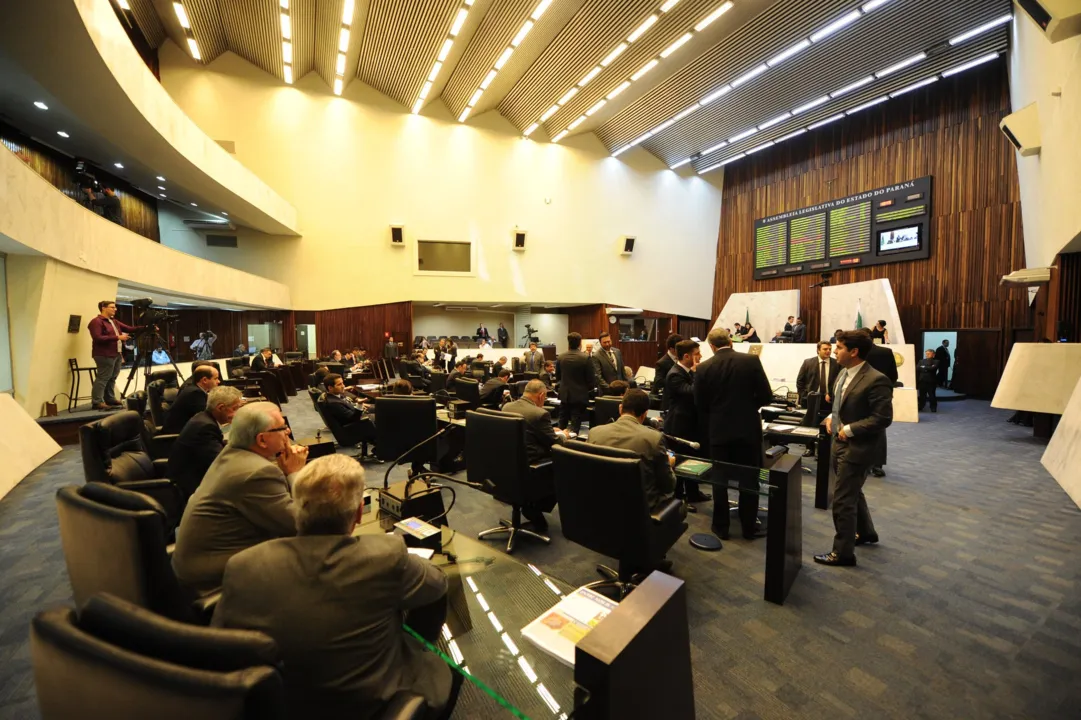 A Assembleia Legislativa aprovou em terceira discussão, nesta terça-feira (29), o projeto 662/2015, de autoria do Poder Executivo, que trata de um conjunto de medidas para proteger o Paraná contra os efeitos da crise econômica nacional e incentivar o desenvolvimento do Estado - Foto: ALEP