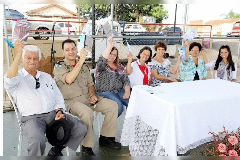  Autoridades e organizadores do movimento "Está Vaga Não é Sua" em Apucarana - Foto: Divulgação 