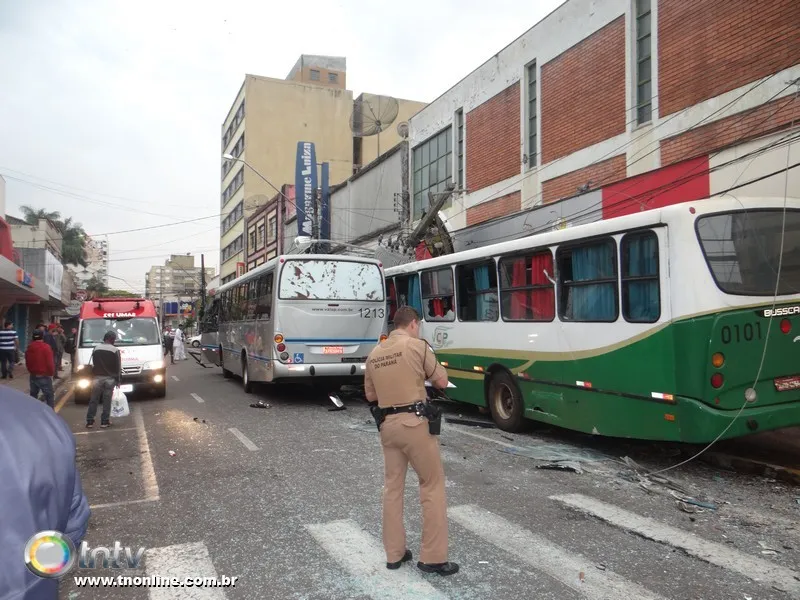 ​Rua onde ocorreu acidente em Apucarana com dois ainda está interditada para troca de poste - Foto: José Luiz Mendes