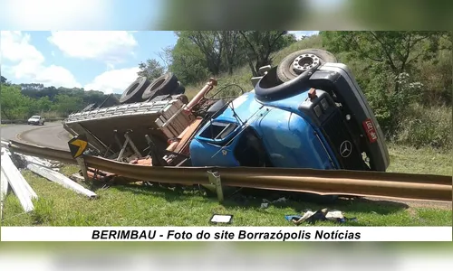 ​Caminhão com postes tomba na Rodovia do Milho