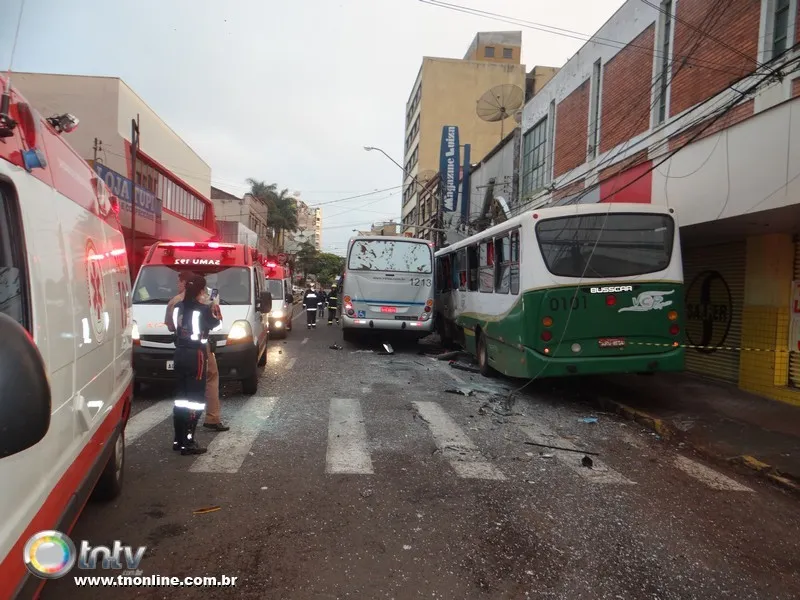 Motorista de ônibus morreu após acidente no centro de Apucarana nesta semana - Fotos: José Luiz Mendes