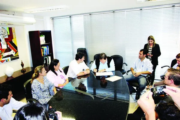 O prefeito Padre Beffa assina o convênio junto com o secretário Ratinho Júnior | Foto: TNOnline