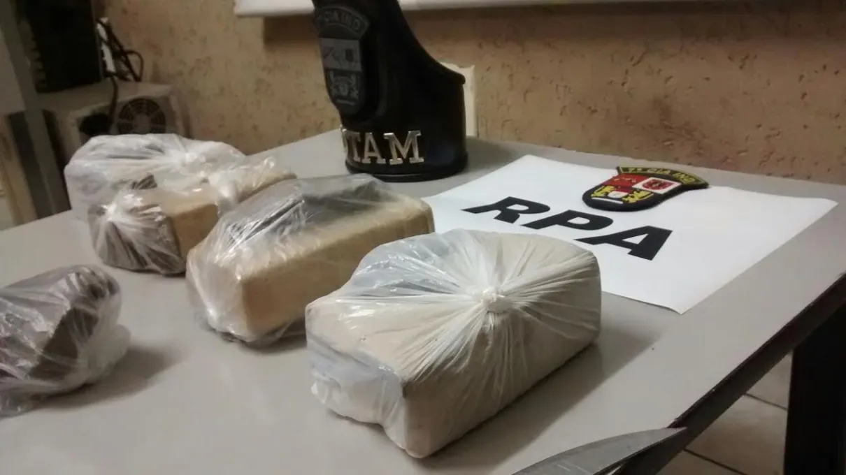 PM apreendeu mais de 2 kg de maconha e 11 pedras de crack em Arapongas - Foto encaminhada pelo WhatsApp