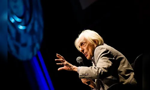 Em debate em SP, Ferreira Gullar emociona recitando Drummond