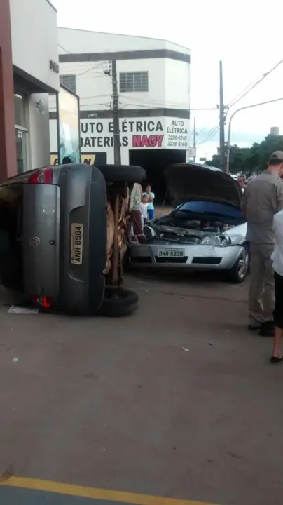 ​Acidente com carro de Apucarana deixa bebê e mais cinco feridos em Arapongas - Foto encaminhada por internauta