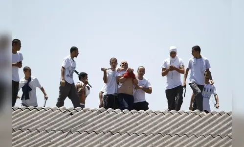 Após mais de 20 horas, presos continuam rebelados na PEL II e há 10 pessoas  reféns 