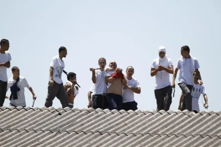 Presos ameaçam reféns com facas (Crédito: Roberto Custódio / Jornal de Londrina)