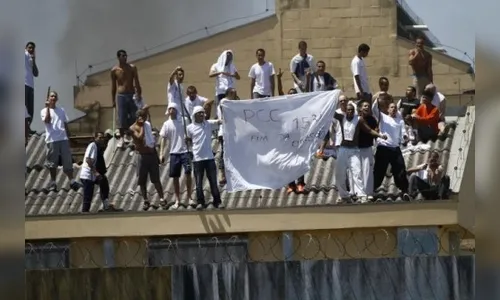 Presos fazem rebelião com reféns em Londrina e ateiam fogo em penitenciária