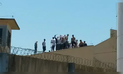Detentos se rebelam  na ​PEL II nesta terça-feira e 30 agentes deixam unidade