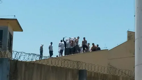 Cerca de 20 presos já estão em cima do telhado, armados com facas e pedaços de pau - Foto: Viviane Costa/Grupo Folha/Bonde