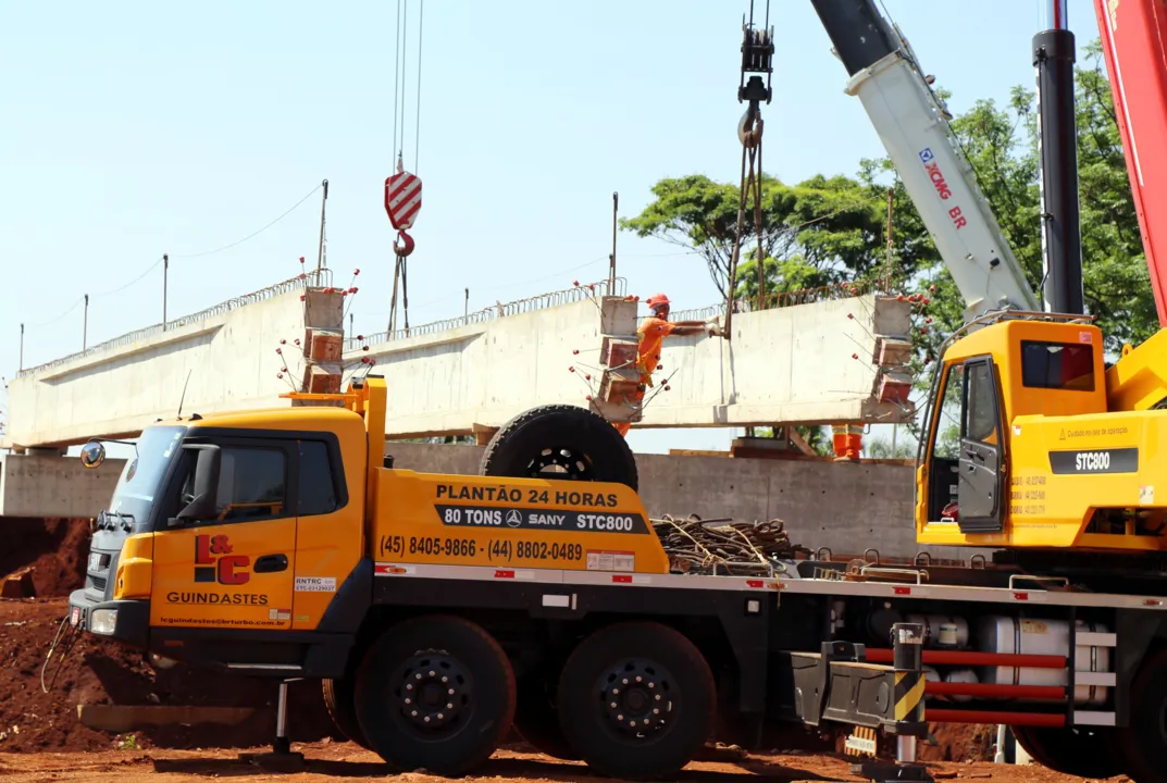 Viaduto em Apucarana: Construtora lança vigas sobre a linha férrea - Foto: Divulgação